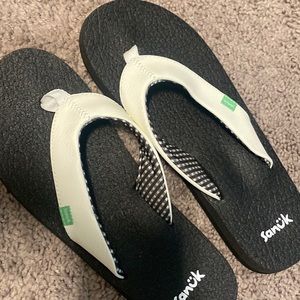 Black Sanuk flip flops worn once